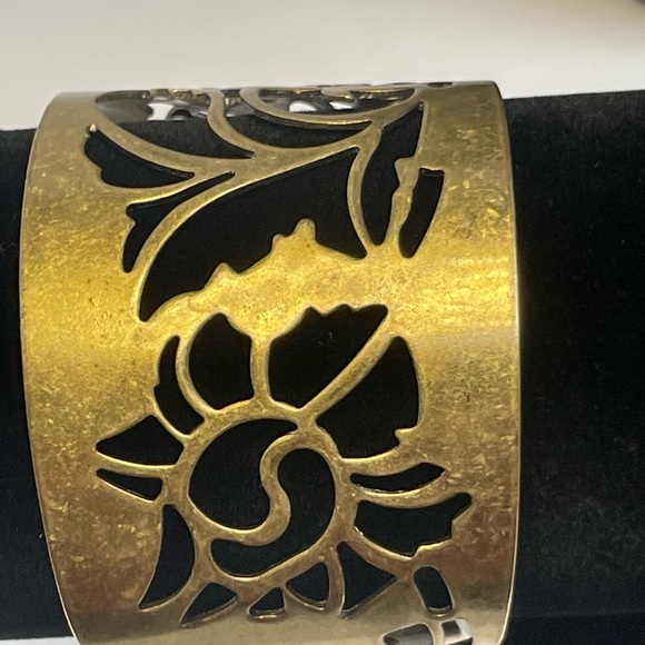 Vintage Floral Cutout Wide Cuff Metal Bracelet. - Picture 4 of 5